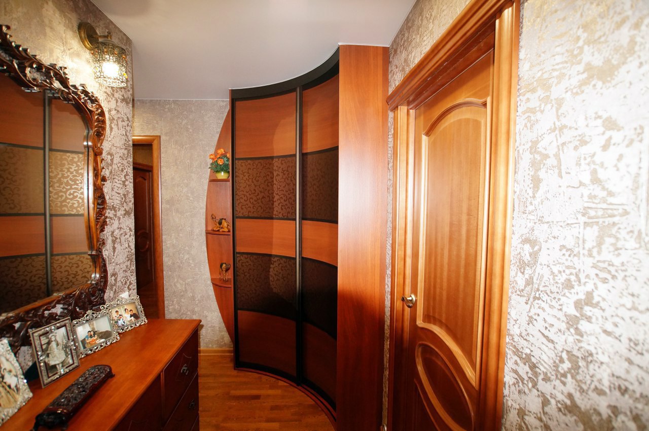 Шкаф радиусный-прихожая в коридор встроенный